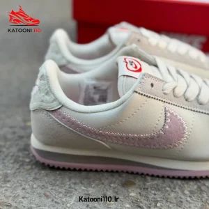 کتونی نایک کورتز سفید صورتی (Nike Cortez) مدل قلبی